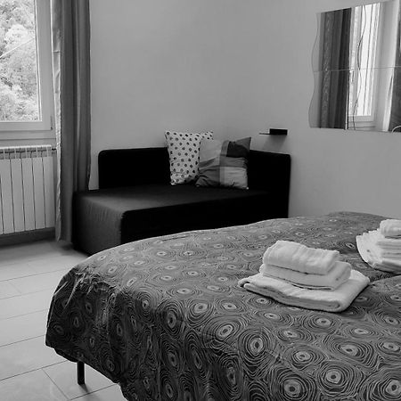 Bed On The Rocks Apartment Finale Ligure Exterior foto